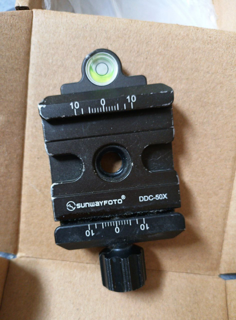 Original screw Arca plate.